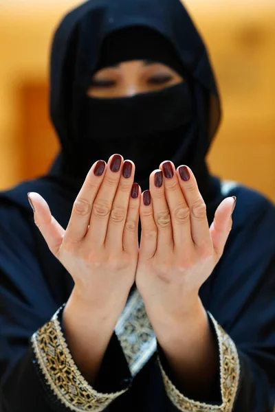 Mujer Musulmana Abaya Reza Con Las Manos Alto Concepto Oración — Foto de Stock