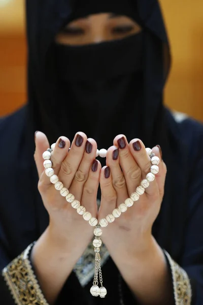 Vue Rapprochée Une Femme Musulmane Mains Abaya Tout Tenant Chapelet — Photo