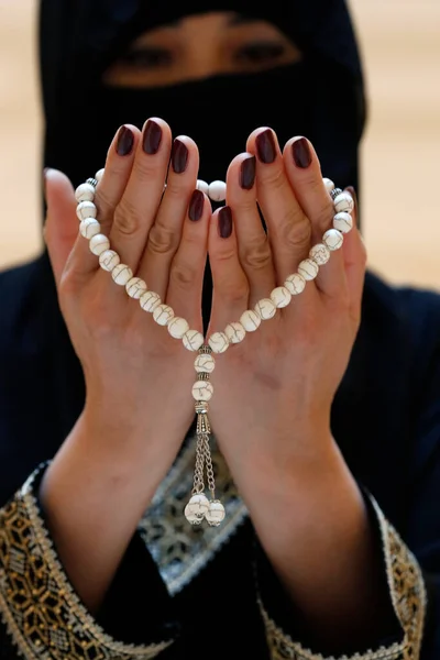 이슬람 묵주를 기도하는 모습을 가까이 수있다 종교적 개념이다 아랍에미리트 — 스톡 사진