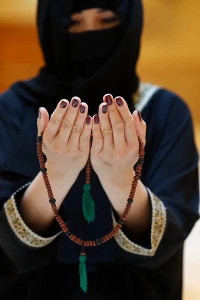 Закріпіть Погляд Мусульманську Жінку Абаї Тримаючи Чотки Руками Молячись Релігійна — стокове фото