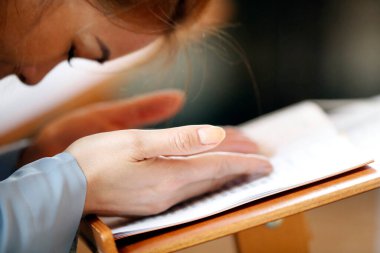 Tu An pagoda. Budist töreninde dua eden Asyalı kadın. Aziz Pierre en Faucigny. Fransa. 