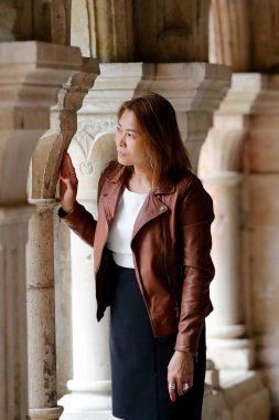 Fontenay manastırı. Manastırdaki kadın. Fransa. 