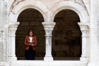 Fontenay manastırı. Manastırda İncil okuyan kadın. Fransa. 