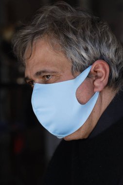 Coronavirüs salgını (COVID-19). Koruyucu maske takan adam. Portre. Fransa. 