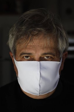 Coronavirüs salgını (COVID-19). Koruyucu maske takan adam. Portre. Fransa. 