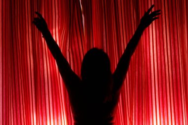 Kırmızı perdedeki kadın silueti. Fransa. 