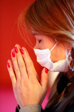Hong Hien Tu Budist tapınağı. Cerrahi maske takan bir kadın dua ediyor. Frejus. Fransa. 