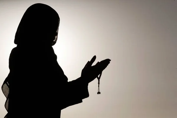 Sylwetka Muzułmanki Trzymającej Rękach Paciorki Modlitewne Modlącej Się Niebo Koncepcja — Zdjęcie stockowe