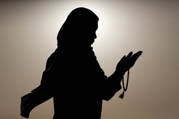 Silhouette Muslim Woman Holding Prayer Beads Her Hands Praying Sky — Stock Photo, Image