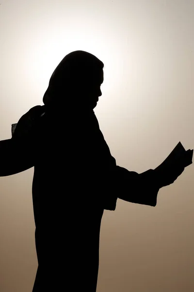 Silhouette Einer Muslimischen Frau Die Den Edlen Koran Gegen Den — Stockfoto