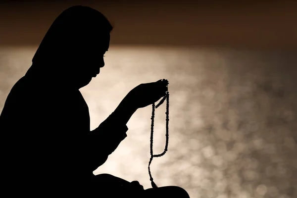 Silhueta Mulher Muçulmana Segurando Contas Oração Suas Mãos Orando Pôr — Fotografia de Stock