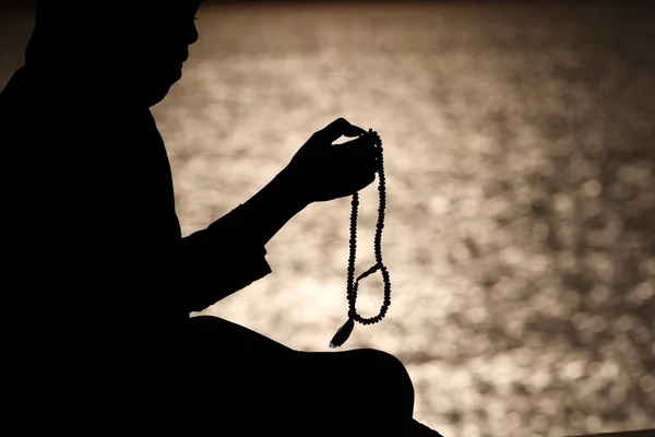 Silhouet Van Moslimvrouw Die Gebedskralen Haar Handen Houdt Bidt Bij — Stockfoto