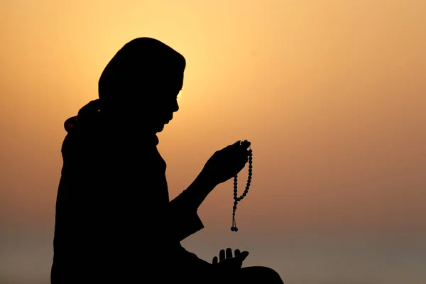 Silhouette Femme Musulmane Tenant Des Perles Prière Dans Ses Mains — Photo