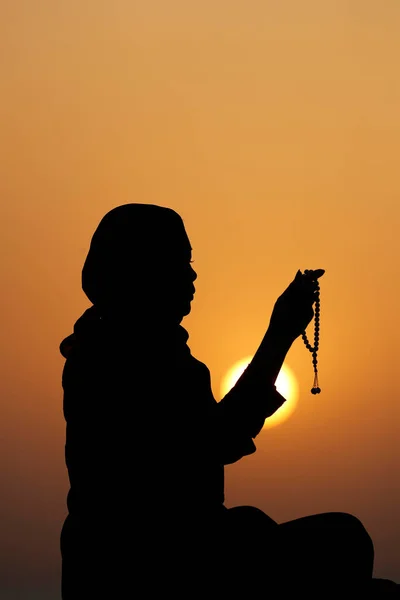 Ellerinde Dua Boncukları Tutan Gün Batımında Dua Eden Müslüman Kadının — Stok fotoğraf