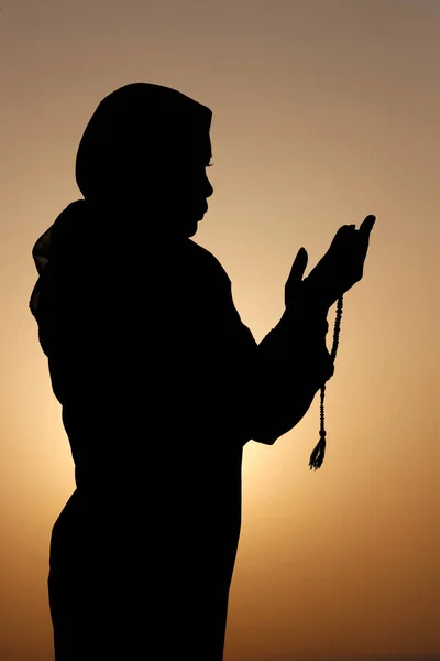 Silhueta Mulher Muçulmana Segurando Contas Oração Suas Mãos Orando Pôr — Fotografia de Stock