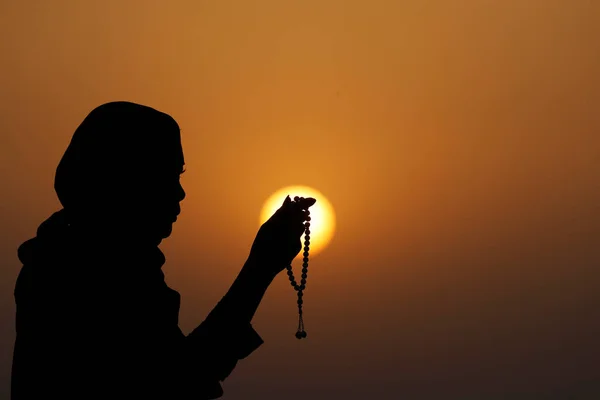 Siluet Wanita Muslim Memegang Tasbih Tangannya Dan Berdoa Saat Matahari — Stok Foto