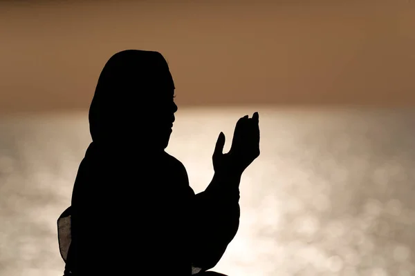Silhouette Femme Musulmane Abaya Priant Les Mains Air Coucher Soleil — Photo