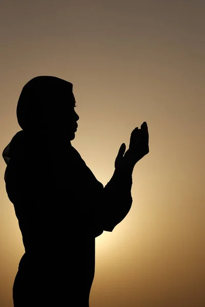 Silueta Mujer Musulmana Abaya Orando Con Las Manos Alto Atardecer — Foto de Stock
