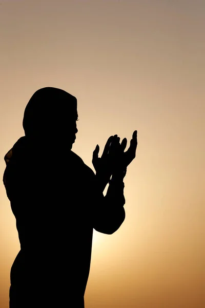 Siluet Wanita Muslim Abaya Berdoa Dengan Tangan Udara Saat Matahari — Stok Foto