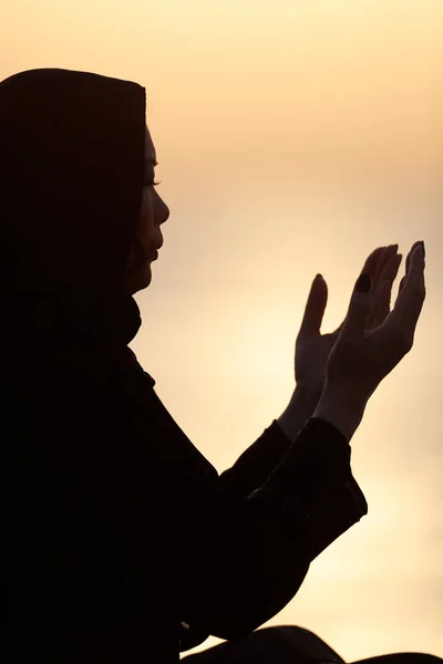Силуэт Мусульманской Женщины Абайе Молящейся Поднятыми Вверх Руками Закате Концепция — стоковое фото