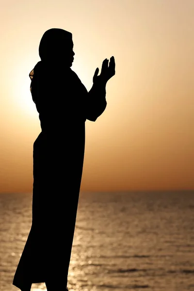 Silhouette Femme Musulmane Abaya Priant Les Mains Air Coucher Soleil — Photo