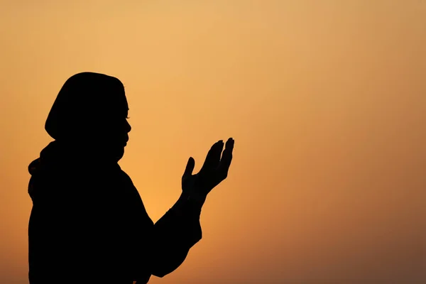 Silhouette Muslim Woman Abaya Praying Her Hands Air Sunset Religion — Stock Photo, Image