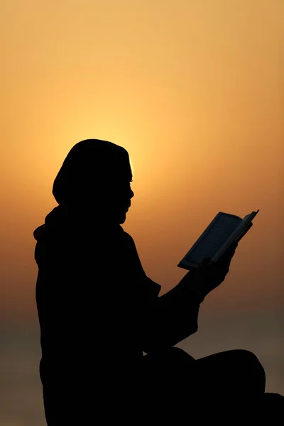 Silhouette Einer Muslimischen Frau Die Bei Sonnenuntergang Den Edlen Koran — Stockfoto