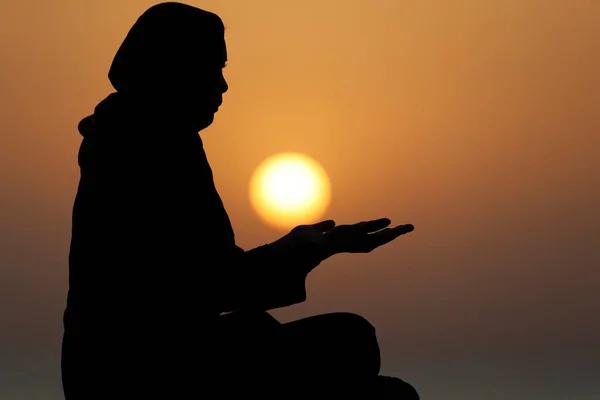 Silueta Muslimky Abaji Modlící Při Západu Slunce Náboženství Modlící Koncept — Stock fotografie