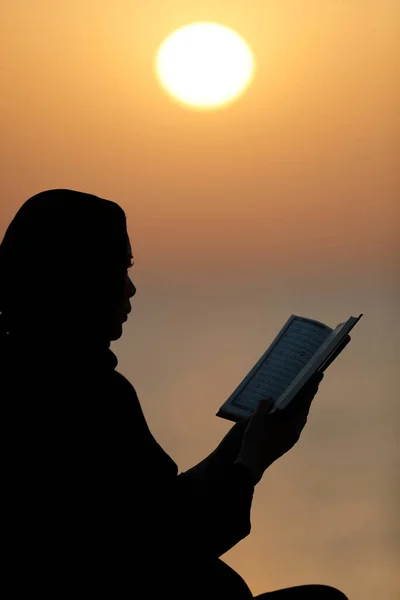 Σιλουέτα Μιας Μουσουλμάνας Που Διαβάζει Νομπλ Κοράν Ηλιοβασίλεμα Θρησκεία Προσευχής — Φωτογραφία Αρχείου