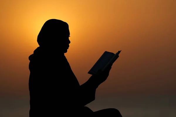 Sylwetka Muzułmanki Czytającej Szlachetny Koran Zachodzie Słońca Koncepcja Modlitwy Religijnej — Zdjęcie stockowe