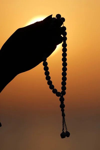 Mulher Muçulmana Segurando Contas Oração Mão Orando Pôr Sol Conceito — Fotografia de Stock