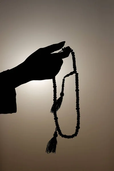Мусульманка Держа Руках Молитвенные Бусины Молясь Против Неба Религиозная Молитва — стоковое фото