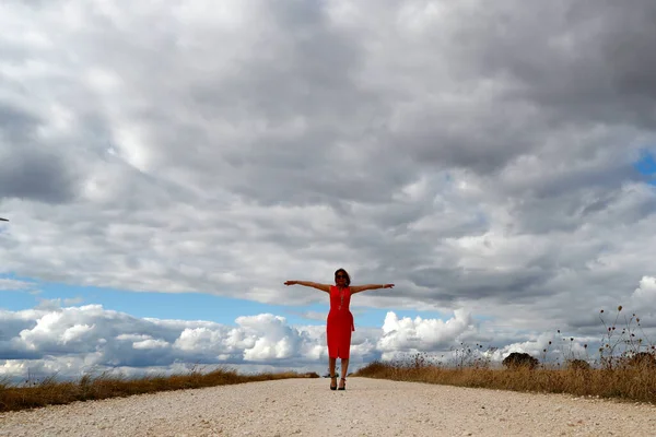 Una Mujer Que Camina Sola Por Camino Recto Cielo Nublado — Foto de Stock