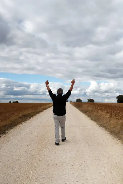 Hombre Feliz Caminando Solo Por Camino Recto Cielo Nublado Francia — Foto de Stock