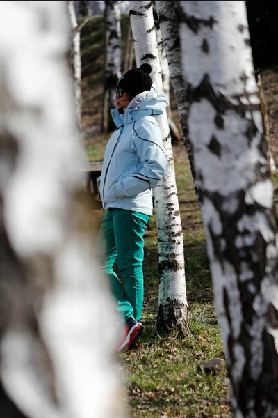 Женщина Отдыхает Дереве После Прогулки Пасси Франция — стоковое фото