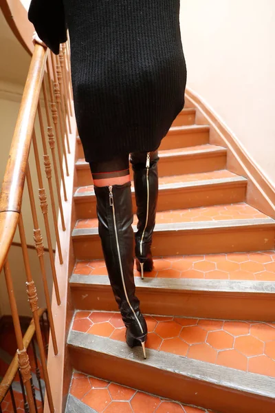 Rückenansicht Einer Frau Stöckelschuhen Die Hölzerne Treppen Hinaufgeht Frankreich — Stockfoto