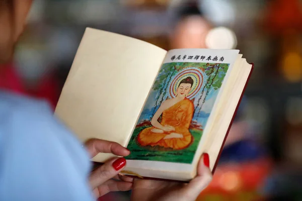 14分仏教寺院 神聖な仏教のテキストを読む女性 1ページ目の釈迦牟尼仏のイラスト フランス — ストック写真