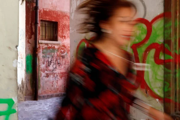 Mujer Corriendo Por Pared Pintada Italia — Foto de Stock