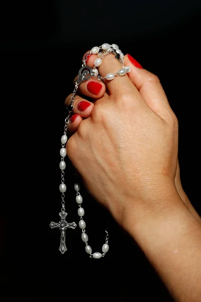 Donna Che Prega Con Rosario Primo Piano Sulle Mani Chiesa — Foto Stock