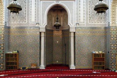 Cenevre Camii 'nde ibadet odası ve mihrab..
