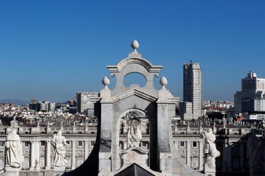 Almudena Katedrali. Madrid Katedrali 'nin çatısından Palacio Real' e doğru bakın. Madrid mi? İspanya.  