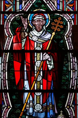 Almudena Katedrali. Mezar. Lekeli cam pencere. Papa I. Damasus Madrid. İspanya.  