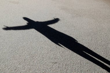 Kolları açık bir kadının gölgesi. İnanç, yoga ve maneviyat. maneviyat