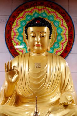 Teochew Çin Taocu Tapınağı. Altın Buda heykeli. Fransa. 