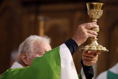 Katolik kilisesi. Ayin kutlaması. Katolik ayini. Fransa. 