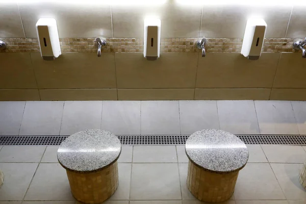 在日内瓦清真寺沐浴泉的水龙头和座位 — 图库照片