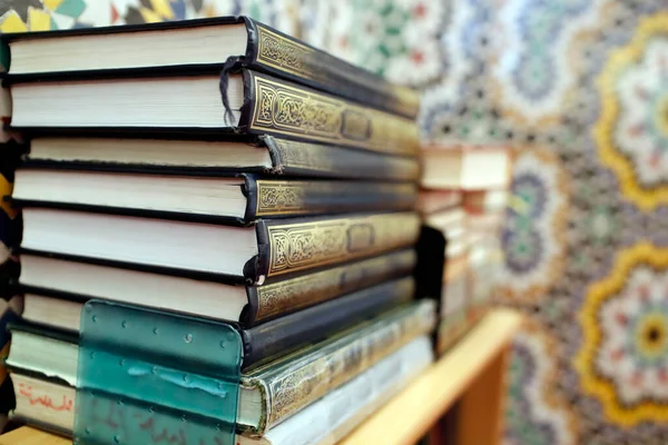 Копії Святого Корана Полицях Мечеті — стокове фото