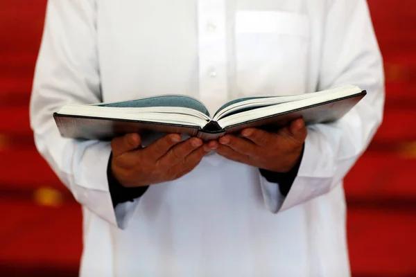 Lettura Musulmana Del Sacro Corano Moschea — Foto Stock
