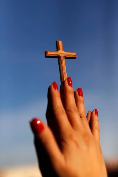 Christain Donna Che Prega Con Una Croce Legno Mano Fede — Foto Stock