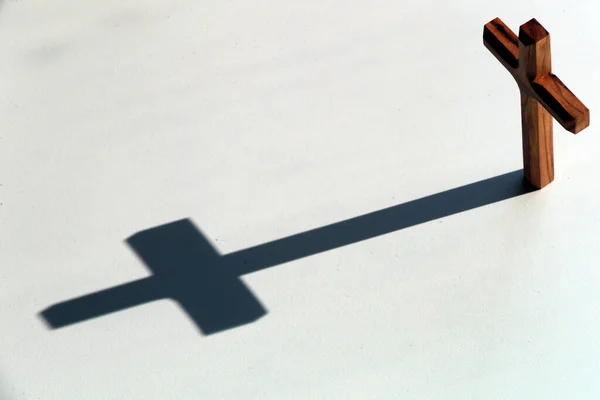 Деревянный Пасхальный Крест Символизирует Распятие Христа Тенью Вера Религия — стоковое фото